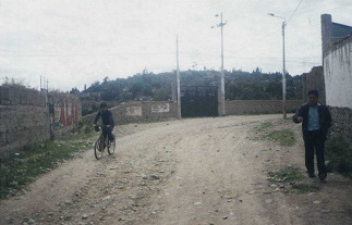 Avenida Andamarca, katastrophaler
                        Strassenzustand, Velofahrer / Fahrradfahrer