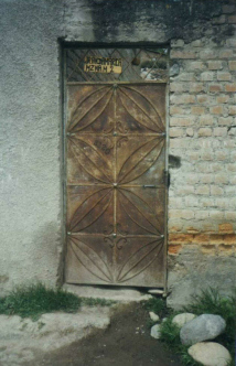 Avenida Andamarca, puerta de entrada con el
                        taller de Ciriaco Sosa, con placa con direccin