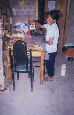 Victoria Sosa mostrando una bolsa de dinero
                        tejida y bordada (monedero tejido y bordado)