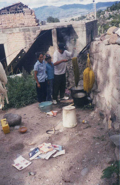 Ciriaco Sosa colorando la lana al fuego
                        abierto, Victoria Sosa y un hijo