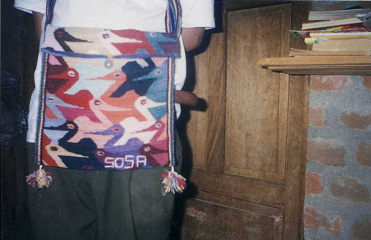 Bolsa tejida con diseos de pjaros con
                        signatura "Sosa", primer plano