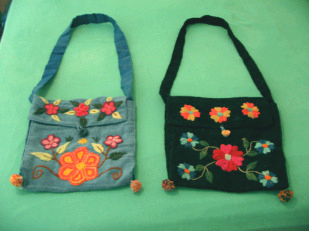 Bolsa de Ayacucho con flores bordadas