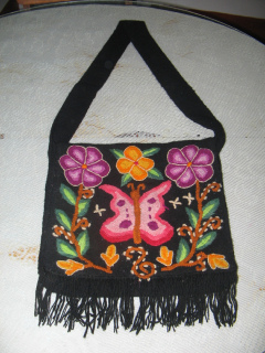 Artesana de Ayacucho: bolsa de flores con
                    mariposa en negro