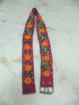 Artesana de Ayacucho: cinturn de
                            flores con hebilla, los dos puntos