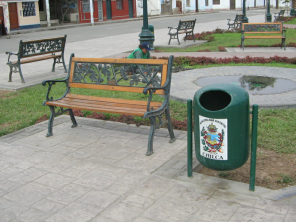 Chilca, un banco bonito de la plaza
                          central con un basurero con escudo