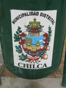 Chilca, el escudo de Chilca en el
                          basurero, vista de cerca