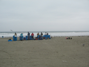 Chilca, la playa con pescadores, vista de
                          lejos 02