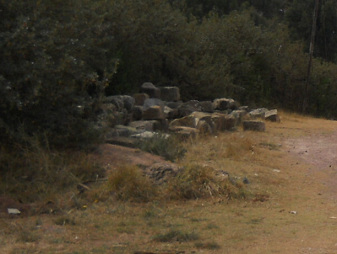 Kleiner
                Steinbruch von Sacsayhuamán, geschnittene Steine an
                einem Ort zusammengetragen