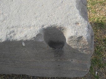 Cusco Sacsayhuamán: Weisser, geschnittener Steinbalken, Nahaufnahme einer Einbuchtung