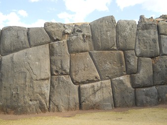Cusco Sacsayhuamán, gigantische Zickzackmauer 13