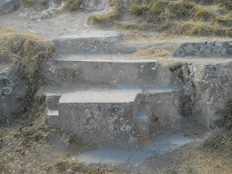 Sacsayhuamán (Cusco), auf dem abgeflachten Hügel, Treppe in einem Stück aus dem Felsen gehauen 01
