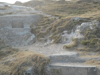 Sacsayhuamán (Cusco), auf dem abgeflachten Hügel, Treppe in einem Stück aus dem Felsen gehauen 02 - und ein aus dem Felsen gehauener Thron