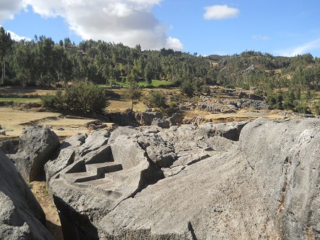 Sacsayhuamn (Cusco), la cantera grande 01, piedra gigante con tronos 02
