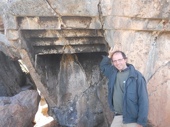Sacsayhuamán (Cusco), grosser Steinbruch, der Fels mit der umgekehrten Treppe mit Michael Palomino