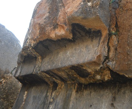 Sacsayhuamán (Cusco), grosser Steinbruch, die Treppenflächen der die umgedrehten Treppe, Nahaufnahme 02