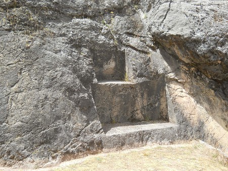 Details vom Treppen- und Thronfelsen "Chinchana grande" Teil 2 (rechts): Halbseitliche Ansicht des Throns