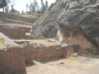 Bereich des Treppensteins "Chinchana grande": Die Anschlusszone der Inkamauer mit dem rot-schwarzen Fels 01
