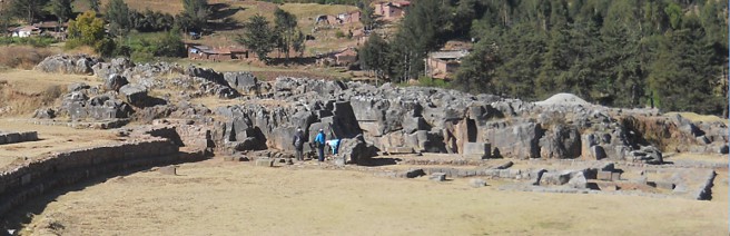 Cusco Sacsayhuamn, das Amphitheater 02, der Bereich mit Fundamenten und Thronen