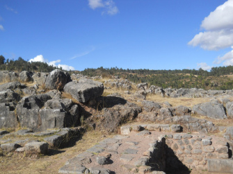 Cusco Sacsayhuamán: Das Amphitheater mit einem Chaos und Thronen 02