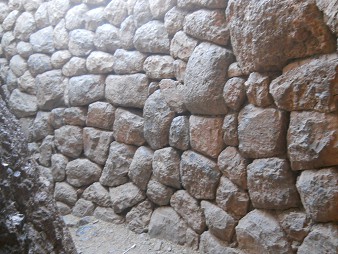 Cusco Sacsayhuamán, noch mehr Rätsel: Tunnel 02 mit einer Rohmauer