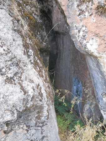 Cusco Sacsayhuamán, Abschlusszone mit schwarz-rotem Fels mit einer riesigen, geschnittenen Spalte