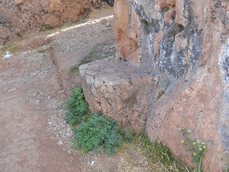 Cusco Sacsayhuamán, Abschlusszone mit schwarz-rotem Fels mit noch einem Thron