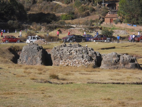 Cusco Sacsayhuamán, noch mehr Felsen in der Wiese