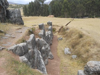 Cusco Sacsayhuamán, Zone X (Laq'o / Laco): Die Mauer am Eingangsbereich, die Sicht von oben 01