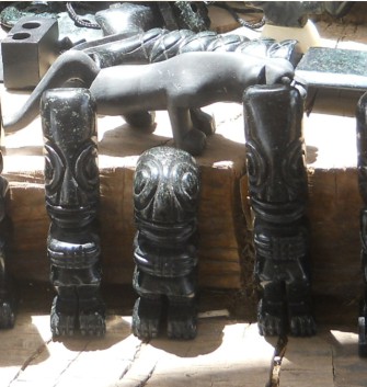 Handicraft workshop in Cusco Sacsayhuamn:
              black figurines of persons 02: three extraterrestrials:
              they were godS