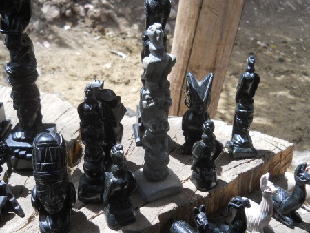 Kunsthandwerkwerkstatt in Cusco Sacsayhuamn,
                    schwarze Figuren 06 und eine in Grau