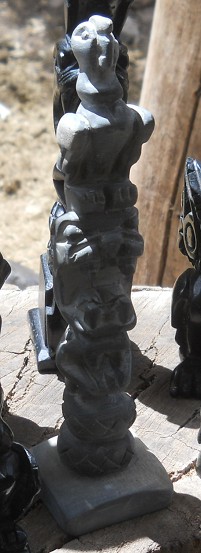 Handicraft workshop in Cusco Sacsayhuamn,
                    black figurines 06, hippopotamus with eagle