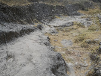 Cusco Sacsayhuamán 16: Der Weg zurück nach Cusco, schwarz-weiss abgeflachter Felsen 08