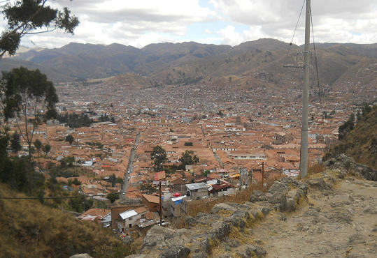 Cusco Sacsayhuamán 16: Der Weg zurück nach Cusco, die Sicht auf Cusco  01 - Nahaufnahme