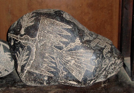 Gravierter Stein mit dem Condor-Adler
                            der Linien von Nasca und Bäumen,
                            Nahaufnahme