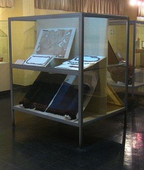 Vitrina con tejidos de la cultura
                              Nazca, primer plano