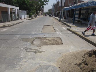 Huecos gigantes en una calle donde cruce la
                        zona peatonal de la avenida Espaa en Comas