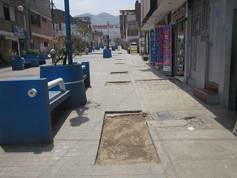 Huecos gigantes en la zona peatonal de la
                        avenida Espaa en Comas