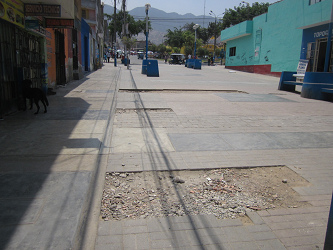 Huecos gigantes en la zona peatonal de la
                        avenida Espaa en Comas
