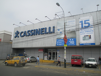 Centro Cassinelli en la avenida
                                    Izaguirre