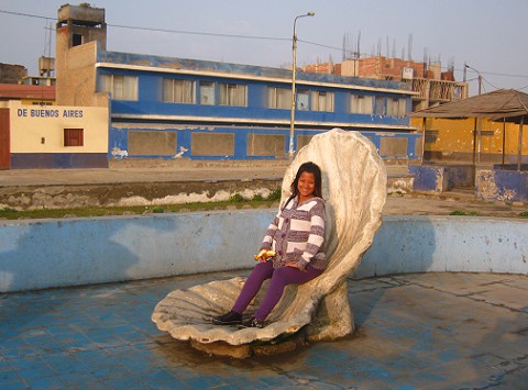Trujillo, distrito Buenos Aires, malecn con
              poesa con una concha del mar, 11 de septiembre 2010