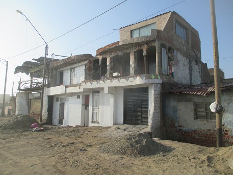 El malecn Coln en el distrito de Buenos Aires en
              Trujillo (Per) en mayo 2017: de unas casas colapsaron
              partes por las lluvias fuertes y por los huaicos
