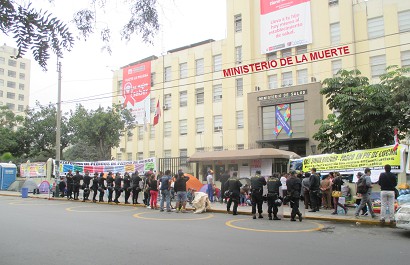 Manifestacin de afectados de Cerro de
                          Pasco en la entrada del MINSA en Lima
                          (Ministerio de la Muerte)