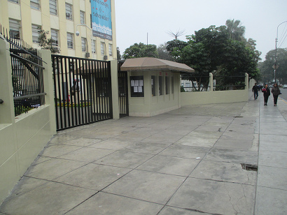 La entrada del Ministerio de la Muerte est
                        limpia como no hubiera sido ninguna
                        manifestacin el da de antes