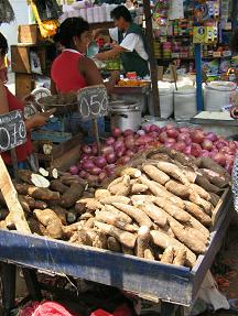 Puesto de mercado con
                      yuca y cebolla