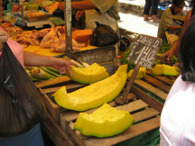 Marktstand mit Papaya