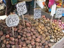 Marktstand mit Kartoffelauswahl 01