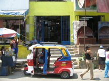 Markteingang mit Mototaxi 01