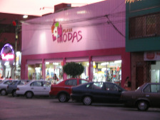 Avenida Urteaga: Das rosa
                          Kleidereinkaufszentrum "Plaza
                          Modas"