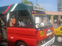 Miraflores, Avenida Larco,
                          rot-grn-weisser Bus der Buslinie SO26 von
                          Chorrillos nach Chorrillos, Frontseite
