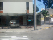 Miraflores, Avenida Bolognesi, Parkpltze
                          eingegittert mit Starkstromschutz